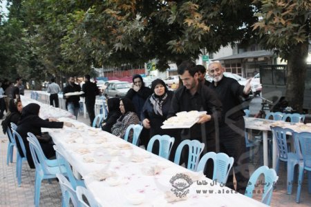 گزارش تصویری مراسم افطاری عمومی در جلوی حسینیه آل طاها آمل