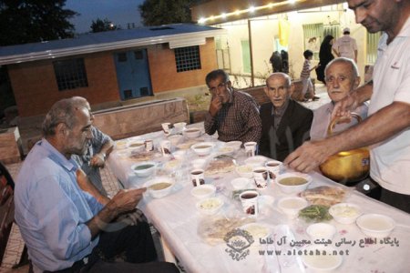 گزارش تصویری مراسم افطاری عمومی در جلوی حسینیه آل طاها آمل