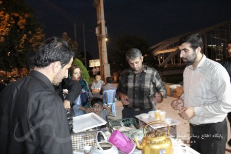 گزارش تصویری مراسم افطاری عمومی در جلوی حسینیه آل طاها آمل