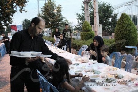 گزارش تصویری مراسم افطاری عمومی در جلوی حسینیه آل طاها آمل